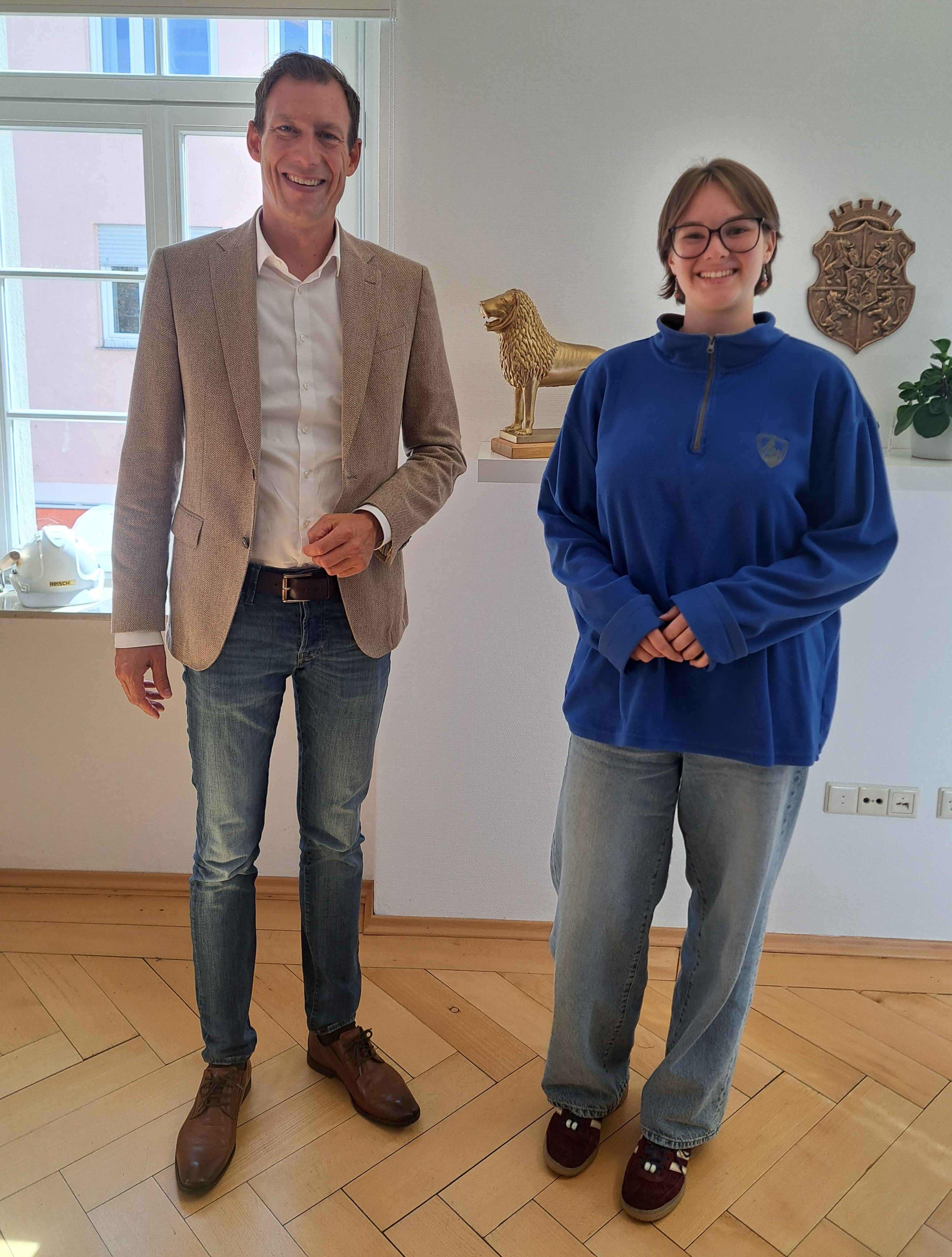 eine Vertreterin von aula trifft auf Oberbürgermeister Moll aus Weingarten 
