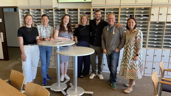 Ehemalige aus dem ersten Internationalen WG-Jahrgang (Abitur 2014) und ihren damaligen Lehrern (v.l.n.r.): Filiz Bulanik, Dr. Thomas Wachter (WG-i-Lehrer), Theresa Vojtkó, Carmen Schick, Stjepan Jurisic, Dr. Oliver Greuling (WG-i-Lehrer) und Nicole Recknagel (Abteilungsleiterin Wirtschaftsgymnasium)